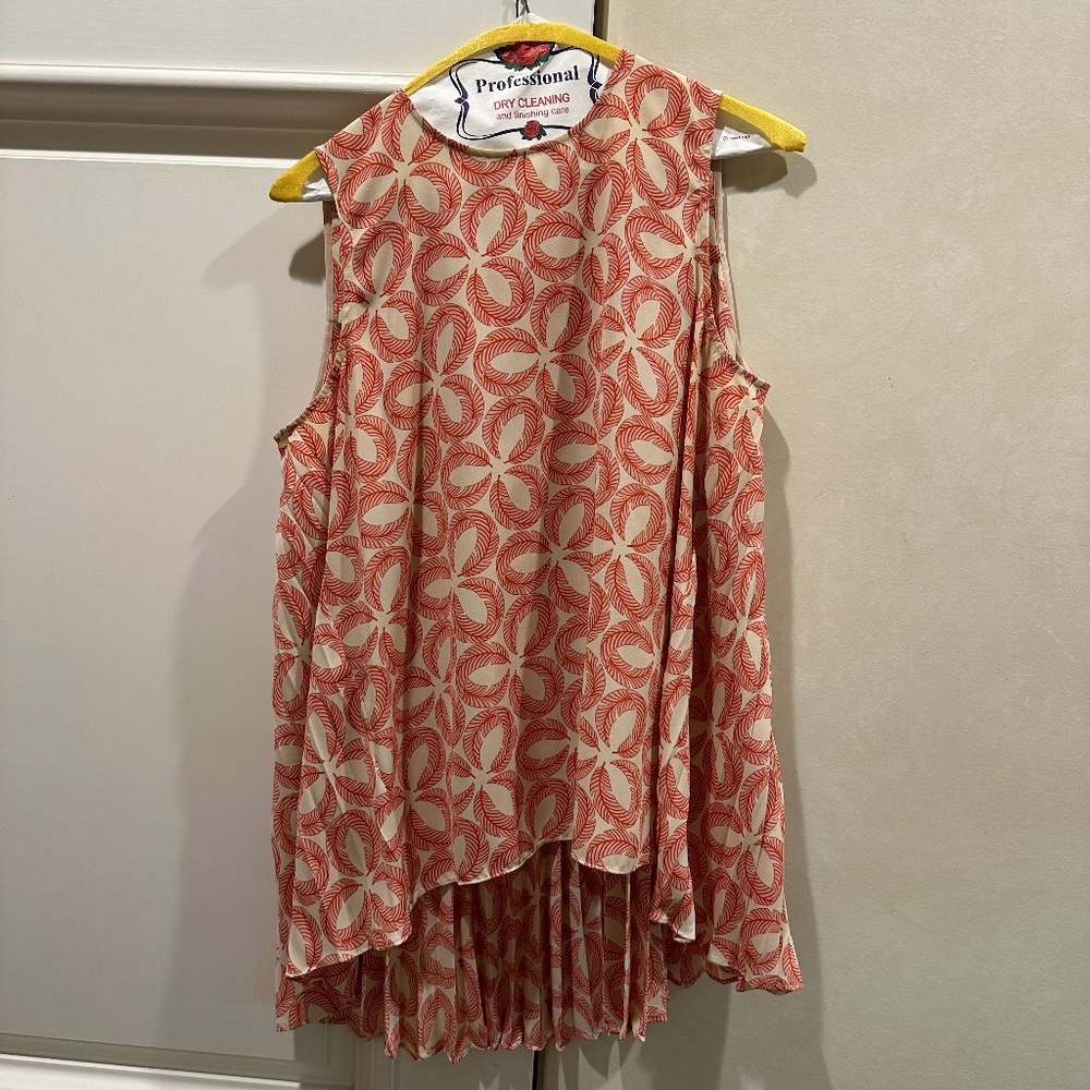 Diane Von Furstenberg top with pleats Size Small-Large